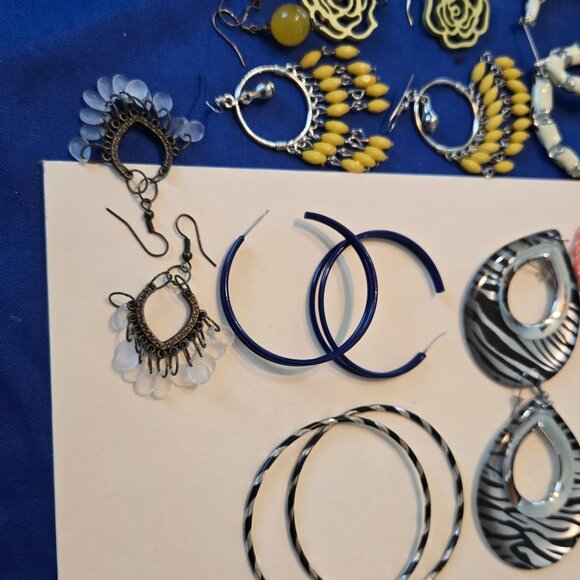 Lot of Fashion Earrings - Picture 2 of 3